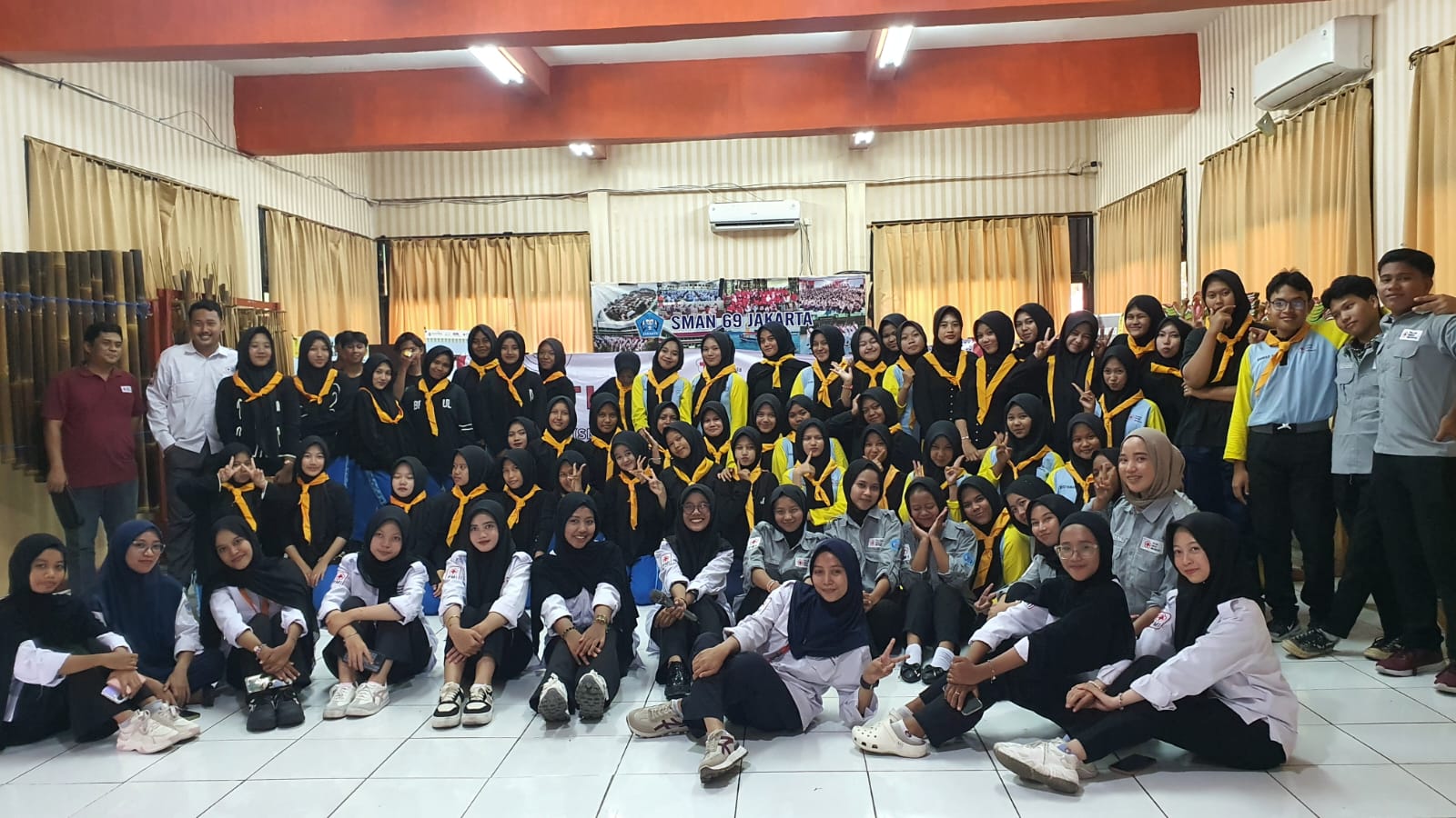 📸 Peserta Latihan Gabungan PMR tingkat wira dari SMAN 69 Jakarta dan MAN 1 Pulau Harapan berfoto bersama usai kegiatan pembinaan dan penyerahan alat pertolongan pertama oleh PMI Kepulauan Seribu, Sabtu (29/11/2025). Kegiatan ini bertujuan memperkuat kapasitas relawan muda dan mempererat solidaritas antar sekolah di wilayah kepulauan.