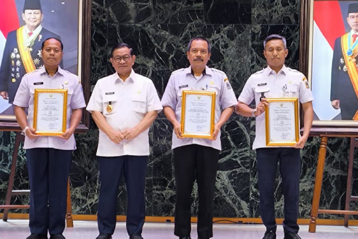 📷 Wakil Camat Kepulauan Seribu Selatan, Sidartawan menerima penghargaan dari Pemerintah Provinsi DKI Jakarta yang diserahkan langsung oleh Gubernur Pramono Anung di Balai Kota, Rabu (3/12/2025).