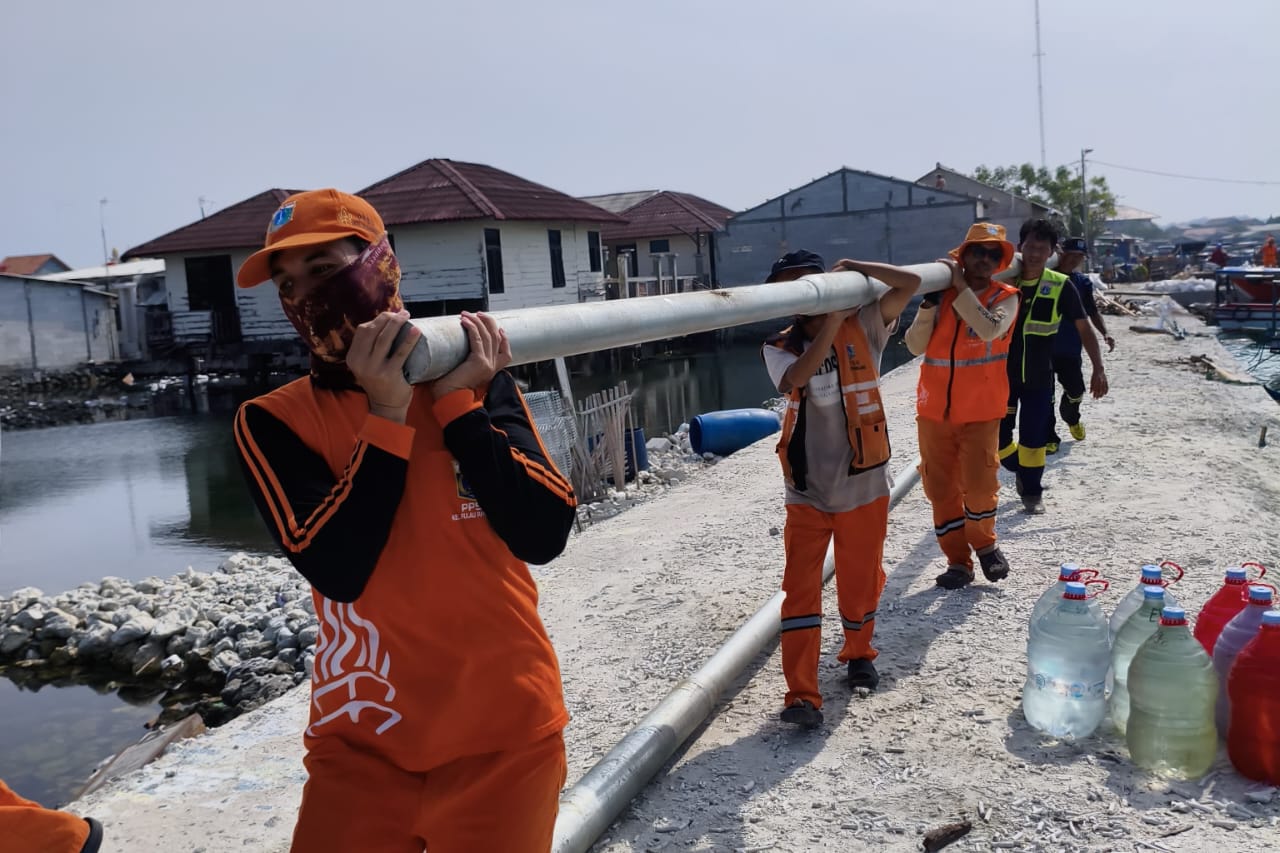 📸 Petugas PPSU dan PJLP UKT 2 Kabupaten Kepulauan Seribu saat memasang tiang dan lampu Penerangan Jalan Umum (PJU) di kawasan Kolam Labuh Nelayan, Pulau Panggang, Kepulauan Seribu Utara, Rabu (3/12/2025).