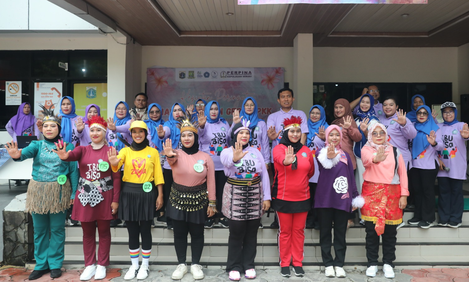 📸 Para peserta Lomba Senam Ibu Bisa berpose bersama seusai tampil dalam rangkaian Peringatan Hari Kesatuan Gerak (HKG) PKK tingkat Kabupaten Kepulauan Seribu di Plaza Kabupaten, Pulau Pramuka, Kamis (4/12/2025).