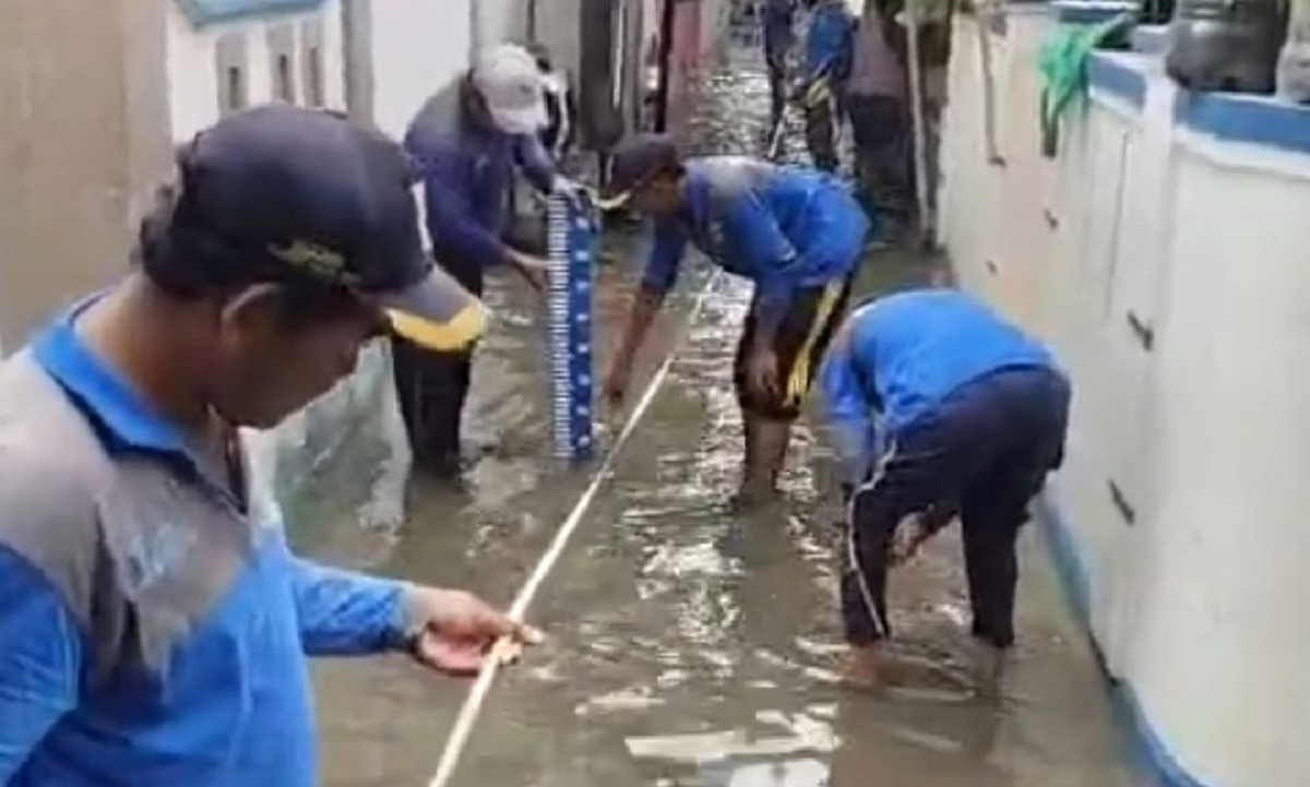 📸 Petugas Suku Dinas Sumber Daya Air (Sudin SDA) Kepulauan Seribu melakukan pengukuran ketinggian banjir rob di gang permukiman Pulau Panggang, Kepulauan Seribu Utara, Kamis (4/12/2025).
