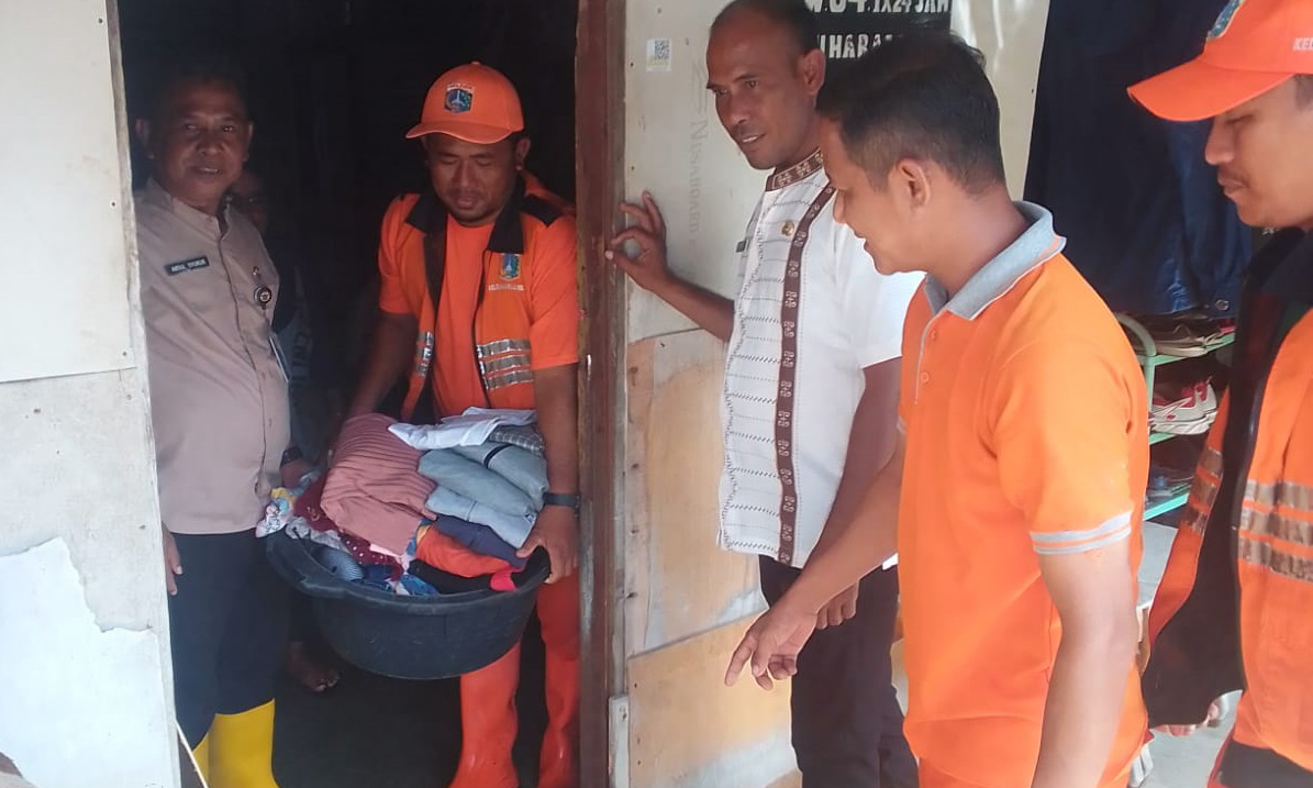 📸 Kelurahan Pulau Kelapa kerahkan PPSU dan salurkan bantuan darurat untuk 50 KK terdampak banjir rob.