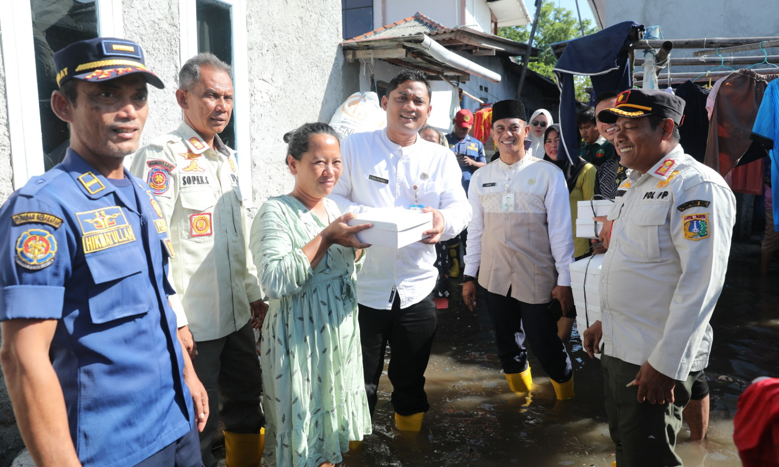 📸 Petugas gabungan salurkan bantuan logistik kepada warga Pulau Panggang yang terdampak banjir rob setinggi 20 cm, melibatkan lintas instansi dan kelurahan.