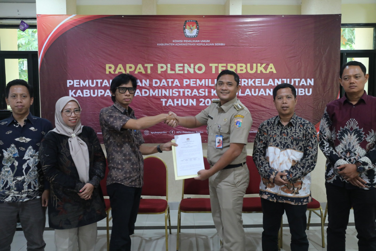 📸 Ketua KPU Kabupaten Administrasi Kepulauan Seribu, Iman Cahyadi (berseragam), menyerahkan hasil Rapat Pleno Terbuka Pemutakhiran Data Pemilih Berkelanjutan Triwulan IV Tahun 2025.