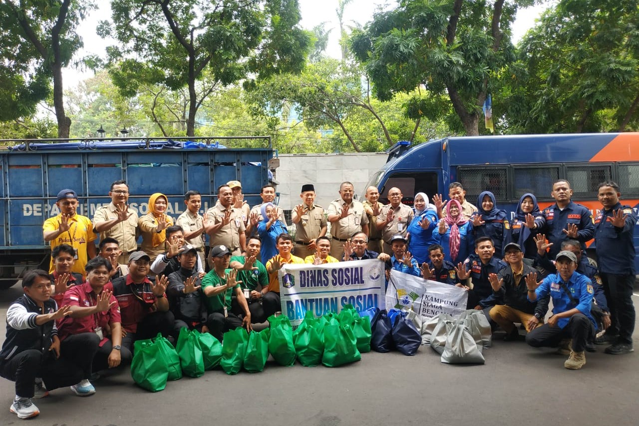 📸 Rombongan Dinsos DKI Jakarta dan Pemkab Kepulauan Seribu foto bersama usai penyerahan bantuan sosial logistik untuk warga terdampak banjir rob.