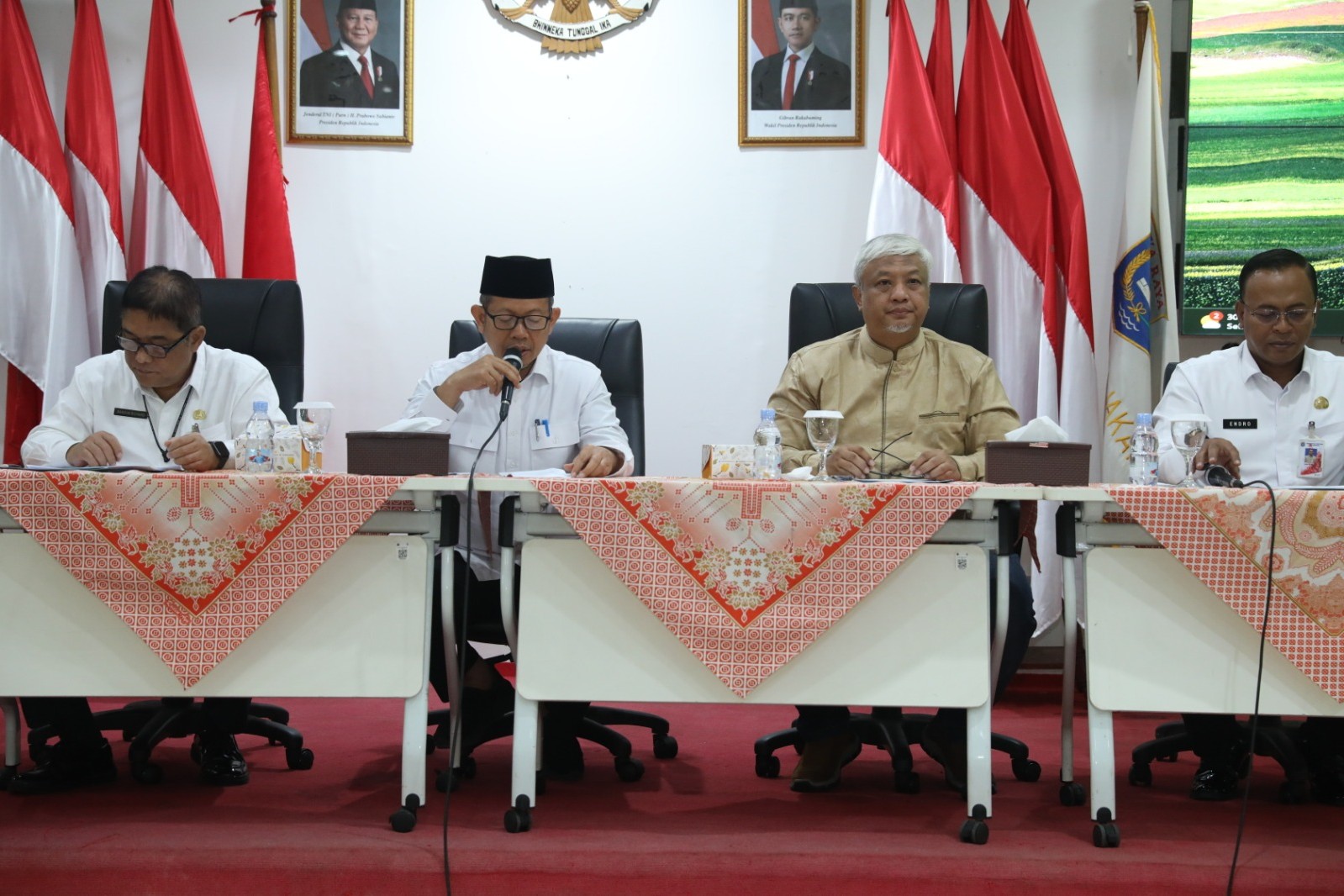 Bupati Tekankan Koordinasi Cepat untuk Kelancaran Distribusi Bahan Baku dan Pengamanan Logistik