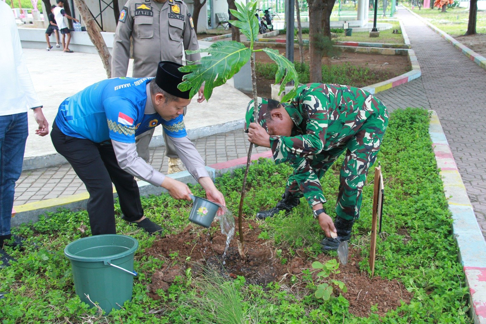 Fokus Pembersihan Sampah Pesisir dan Penanaman Pohon; Warga Terdampak Banjir Rob Terima Tali Asih