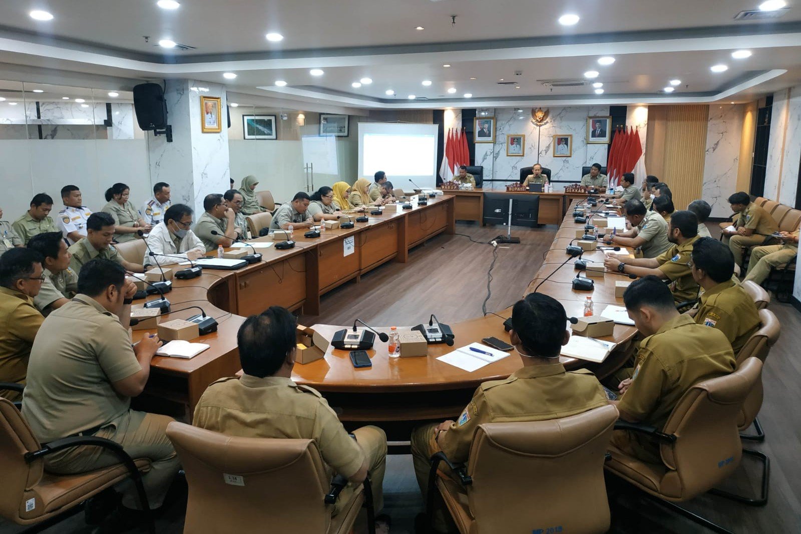 Rapim Bahas Capaian Kinerja dan Prioritas Kegiatan Akhir Tahun di Gedung Mitra Praja