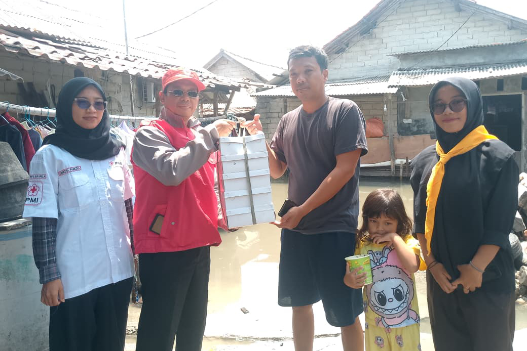 📸 Pengurus PMI Kepulauan Seribu menyerahkan bantuan makanan siap saji kepada warga terdampak banjir rob di Pulau Kelapa.