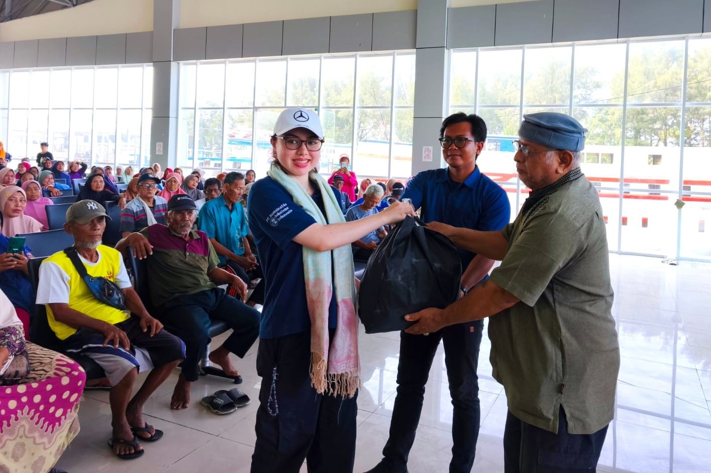 📸 Penyerahan bantuan kepada warga oleh tim The Antheia Project di Kepulauan Seribu, sebagai wujud nyata kepedulian sosial dan dukungan kemanusiaan bagi masyarakat pulau.