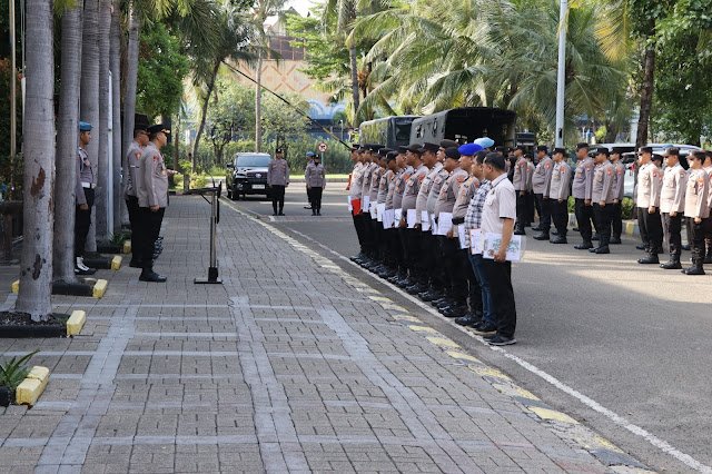 Kapolres Kepulauan Seribu, AKBP Argadija Putra, memimpin apel pagi perdana di pekan pertama Januari 2026.