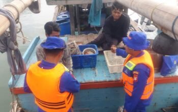 Patroli Dialogis di Perairan Kepulauan Seribu, Satpolairud Ingatkan Nelayan: Ada Masalah? Hubungi 110!