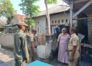 Respons Aduan Warga, Kelurahan Pulau Kelapa Tertibkan Objek yang Sumbat Akses Jalan