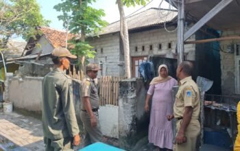 Respons Aduan Warga, Kelurahan Pulau Kelapa Tertibkan Objek yang Sumbat Akses Jalan