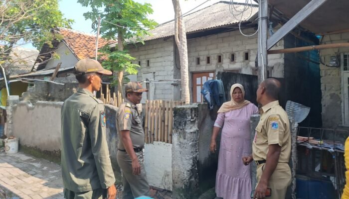 Respons Aduan Warga, Kelurahan Pulau Kelapa Tertibkan Objek yang Sumbat Akses Jalan