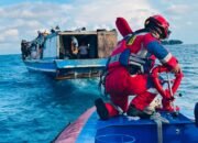 Overkapasitas dan Cuaca Buruk, Gulkarmat Evakuasi 29 Penumpang KM Sumber Makmur di Pulau Panggang
