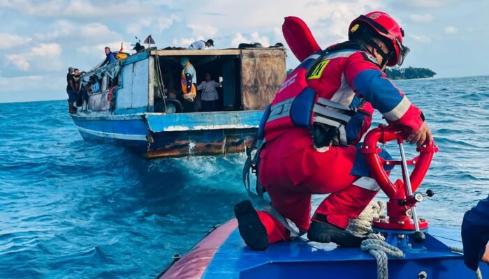 Overkapasitas dan Cuaca Buruk, Gulkarmat Evakuasi 29 Penumpang KM Sumber Makmur di Pulau Panggang