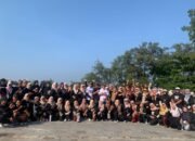 Para peserta dan panitia Tidung Beach Run 4,99K foto bersama usai mengikuti sesi jalan sehat di Pulau Tidung, Kepulauan Seribu Selatan, Sabtu (27/06/2026). Kegiatan yang diinisiasi oleh pemuda Karang Taruna ini digelar dalam rangka memeriahkan HUT ke-499 Kota Jakarta dan Hari Bhayangkara ke-80. (Foto: Karang Taruna Kepulauan Seribu