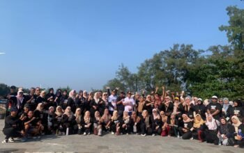 Para peserta dan panitia Tidung Beach Run 4,99K foto bersama usai mengikuti sesi jalan sehat di Pulau Tidung, Kepulauan Seribu Selatan, Sabtu (27/06/2026). Kegiatan yang diinisiasi oleh pemuda Karang Taruna ini digelar dalam rangka memeriahkan HUT ke-499 Kota Jakarta dan Hari Bhayangkara ke-80. (Foto: Karang Taruna Kepulauan Seribu