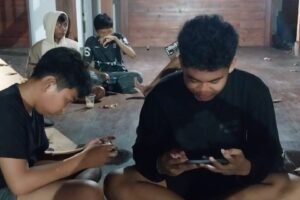 Pelajar Pulau Sabira memanfaatkan fasilitas internet gratis JakWifi di Rumah Adat Budaya Bugis, Kepulauan Seribu Utara, Senin (29/06/2026) untuk mencari materi pelajaran dan mengisi liburan sekolah dengan kegiatan produktif. (Foto: Istimewa)