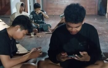 Pelajar Pulau Sabira memanfaatkan fasilitas internet gratis JakWifi di Rumah Adat Budaya Bugis, Kepulauan Seribu Utara, Senin (29/06/2026) untuk mencari materi pelajaran dan mengisi liburan sekolah dengan kegiatan produktif. (Foto: Istimewa)