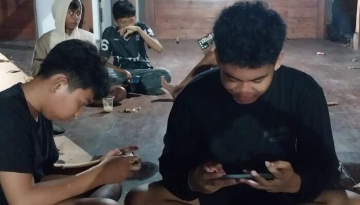 Isi Liburan Sekolah, Pelajar Pulau Sabira Serbu Fasilitas Internet Gratis JakWifi