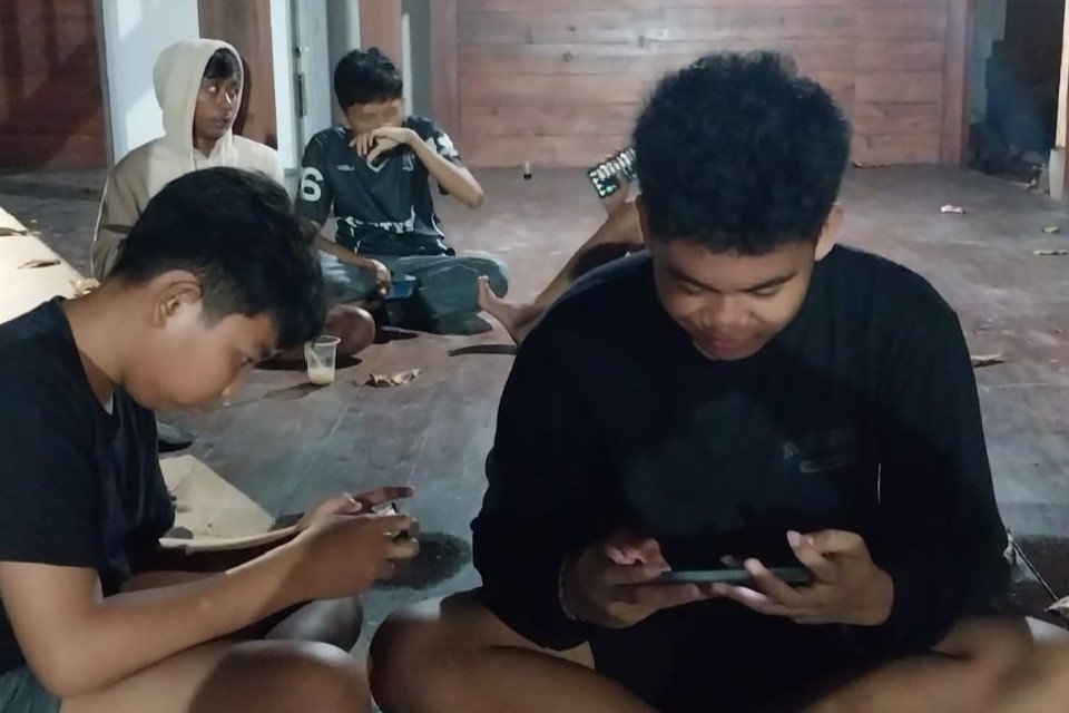 Pelajar Pulau Sabira memanfaatkan fasilitas internet gratis JakWifi di Rumah Adat Budaya Bugis, Kepulauan Seribu Utara, Senin (29/06/2026) untuk mencari materi pelajaran dan mengisi liburan sekolah dengan kegiatan produktif. (Foto: Istimewa)