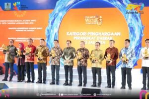 Bupati Kepulauan Seribu Muhammad Fadjar Churniawan foto bersama para pimpinan kota administrasi dan kepala perangkat daerah usai menerima penghargaan Kategori Perangkat Daerah dalam ajang Jakarta Water Hero (JWH) 2026 di halaman Balaikota DKI Jakarta, Jumat (26/06/2026), yang diberikan oleh PAM JAYA atas komitmen dan aksi nyata jajaran pemerintah dalam mendukung ketahanan air serta percepatan perluasan cakupan layanan air perpipaan. (Foto: Sudin Kominfotik Kepulauan Seribu)