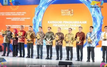 Bupati Kepulauan Seribu Muhammad Fadjar Churniawan foto bersama para pimpinan kota administrasi dan kepala perangkat daerah usai menerima penghargaan Kategori Perangkat Daerah dalam ajang Jakarta Water Hero (JWH) 2026 di halaman Balaikota DKI Jakarta, Jumat (26/06/2026), yang diberikan oleh PAM JAYA atas komitmen dan aksi nyata jajaran pemerintah dalam mendukung ketahanan air serta percepatan perluasan cakupan layanan air perpipaan. (Foto: Sudin Kominfotik Kepulauan Seribu)