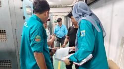 Petugas Sudin LH Kepulauan Seribu saat memverifikasi dokumen perizinan dan memeriksa pemenuhan kewajiban pengelolaan lingkungan hidup secara langsung di kawasan Resort Pulau Sepa, Kecamatan Kepulauan Seribu Utara, Selasa (30/06/2026). (Foto: pulauseribu.jakarta.go.id)