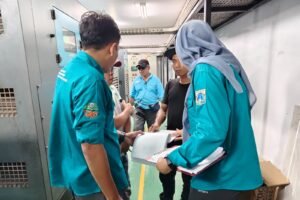 Petugas Sudin LH Kepulauan Seribu saat memverifikasi dokumen perizinan dan memeriksa pemenuhan kewajiban pengelolaan lingkungan hidup secara langsung di kawasan Resort Pulau Sepa, Kecamatan Kepulauan Seribu Utara, Selasa (30/06/2026). (Foto: pulauseribu.jakarta.go.id)