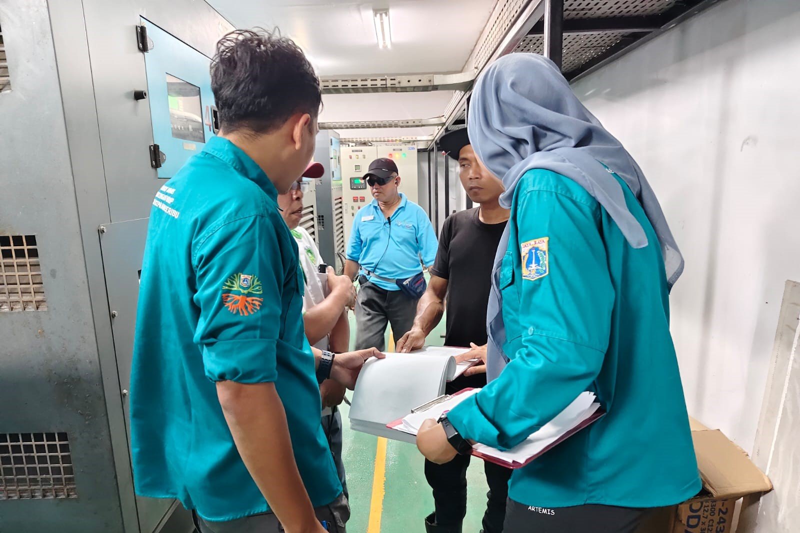 Petugas Sudin LH Kepulauan Seribu saat memverifikasi dokumen perizinan dan memeriksa pemenuhan kewajiban pengelolaan lingkungan hidup secara langsung di kawasan Resort Pulau Sepa, Kecamatan Kepulauan Seribu Utara, Selasa (30/06/2026). (Foto: pulauseribu.jakarta.go.id)