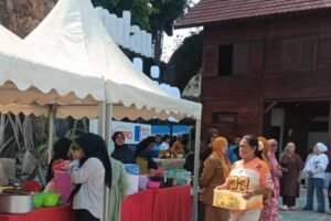 Suasana stan bazar produk unggulan lokal dan minyak murah yang diikuti pelaku UMKM binaan Sudin PPKUKM di halaman Rumah Singgah Pulau Sabira, Kelurahan Pulau Harapan, Kepulauan Seribu Utara, Selasa (30/06/2026). (Foto: pulauseribu.jakarta.go.id)