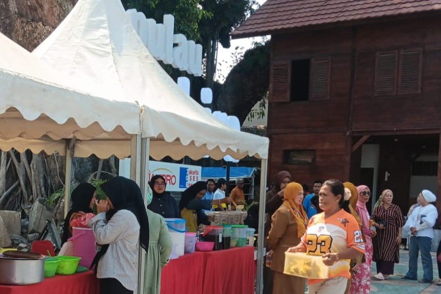 Suasana stan bazar produk unggulan lokal dan minyak murah yang diikuti pelaku UMKM binaan Sudin PPKUKM di halaman Rumah Singgah Pulau Sabira, Kelurahan Pulau Harapan, Kepulauan Seribu Utara, Selasa (30/06/2026). (Foto: pulauseribu.jakarta.go.id)