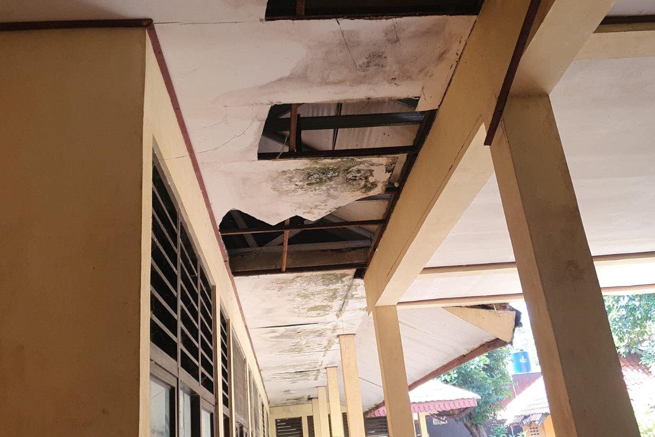 Kerusakan parah terlihat pada bagian plafon selasar bangunan Asrama Pelajar Putra Pulau Pramuka yang jebol dan berlumut akibat rembesan air hujan. Kondisi material bangunan yang kian lapuk ini mendesak untuk segera mendapatkan pemeriksaan teknis dan perbaikan demi menjamin keselamatan para siswa. (Foto: Tim Redaksi)