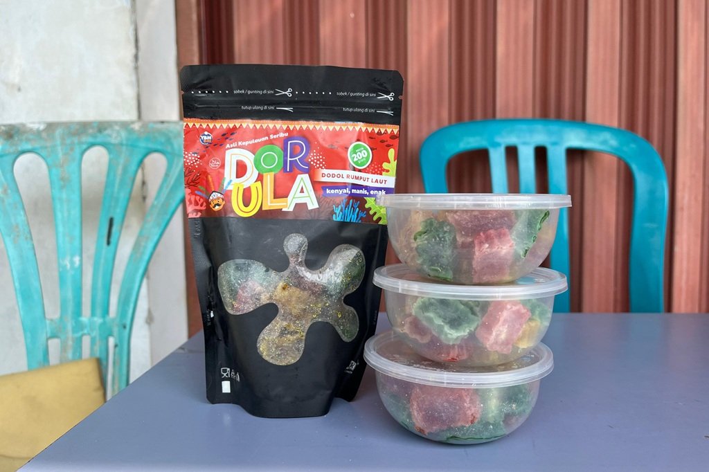 Tampilan produk kemasan Dorula, dodol berbahan rumput laut seharga Rp20.000 per kemasan 200 gram hasil produksi mandiri Ibu Mahdiah, warga Pulau Panggang, Kelurahan Pulau Panggang, Kabupaten Kepulauan Seribu, Selasa (30/06/2026). Kuliner ini memiliki nilai jual menjanjikan. (Foto: Istimewa)