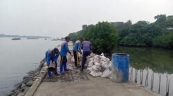 Petugas Pasukan Biru Sudin SDA Kepulauan Seribu melakukan pengecoran struktural dalam proyek pemeliharaan tanggul kubus masif di kawasan Dermaga RT 01/01, Pulau Untung Jawa, Senin (29/06/2026). Kegiatan ini ditargetkan sepanjang 300 meter untuk memperkuat kawasan pesisir dari abrasi sekaligus menjadi area publik yang rapi dan estetik. (Foto: Beritajakarta)