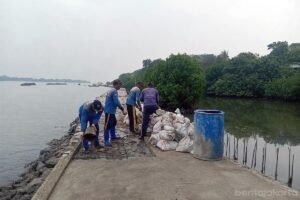 Petugas Pasukan Biru Sudin SDA Kepulauan Seribu melakukan pengecoran struktural dalam proyek pemeliharaan tanggul kubus masif di kawasan Dermaga RT 01/01, Pulau Untung Jawa, Senin (29/06/2026). Kegiatan ini ditargetkan sepanjang 300 meter untuk memperkuat kawasan pesisir dari abrasi sekaligus menjadi area publik yang rapi dan estetik. (Foto: Beritajakarta)