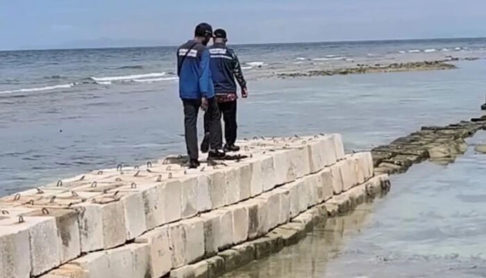 Cegah Abrasi, 70 Meter Tanggul Pantai di Pulau Kelapa Ditinggikan