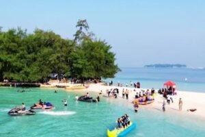 Keindahan pasir putih alami dan keseruan aktivitas wisata air di Pulau Dolphin, gugusan Kepulauan Seribu Utara. (Foto: Istimewa)