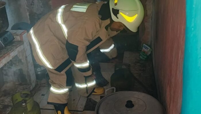 Selang Gas Elpiji Bocor, Petugas Gulkarmat Padamkan Kebakaran di Pulau Harapan