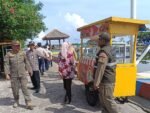 Petugas Satpol PP bersama unsur terkait melakukan penertiban pedagang di Jalan Lingkar Utara Timur, Pulau Harapan, untuk menjaga ketertiban fasilitas umum. (Foto: pulauseribu.jakarta.go.id)