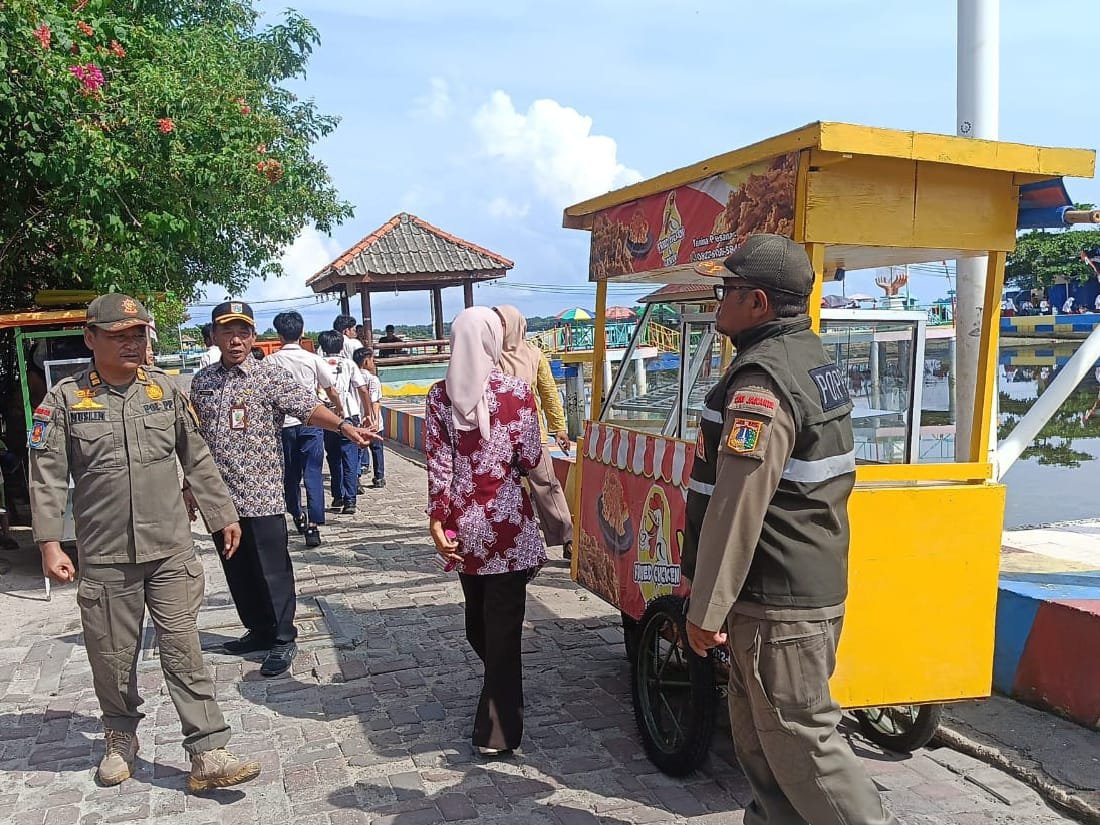 Petugas Satpol PP bersama unsur terkait melakukan penertiban pedagang di Jalan Lingkar Utara Timur, Pulau Harapan, untuk menjaga ketertiban fasilitas umum. (Foto: pulauseribu.jakarta.go.id)
