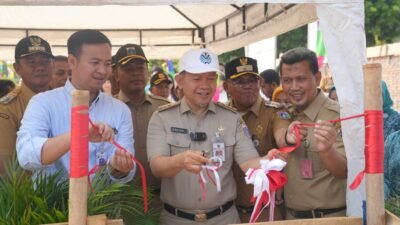 Bupati Kepulauan Seribu Muhammad Fadjar Churniawan meresmikan kandang bebek di Pulau Untung Jawa sebagai bagian dari inovasi pemanfaatan sampah organik menjadi pakan ternak untuk mendukung pengelolaan sampah dan ketahanan pangan. Foto: Humas Kabupaten Kepulauan Seribu.