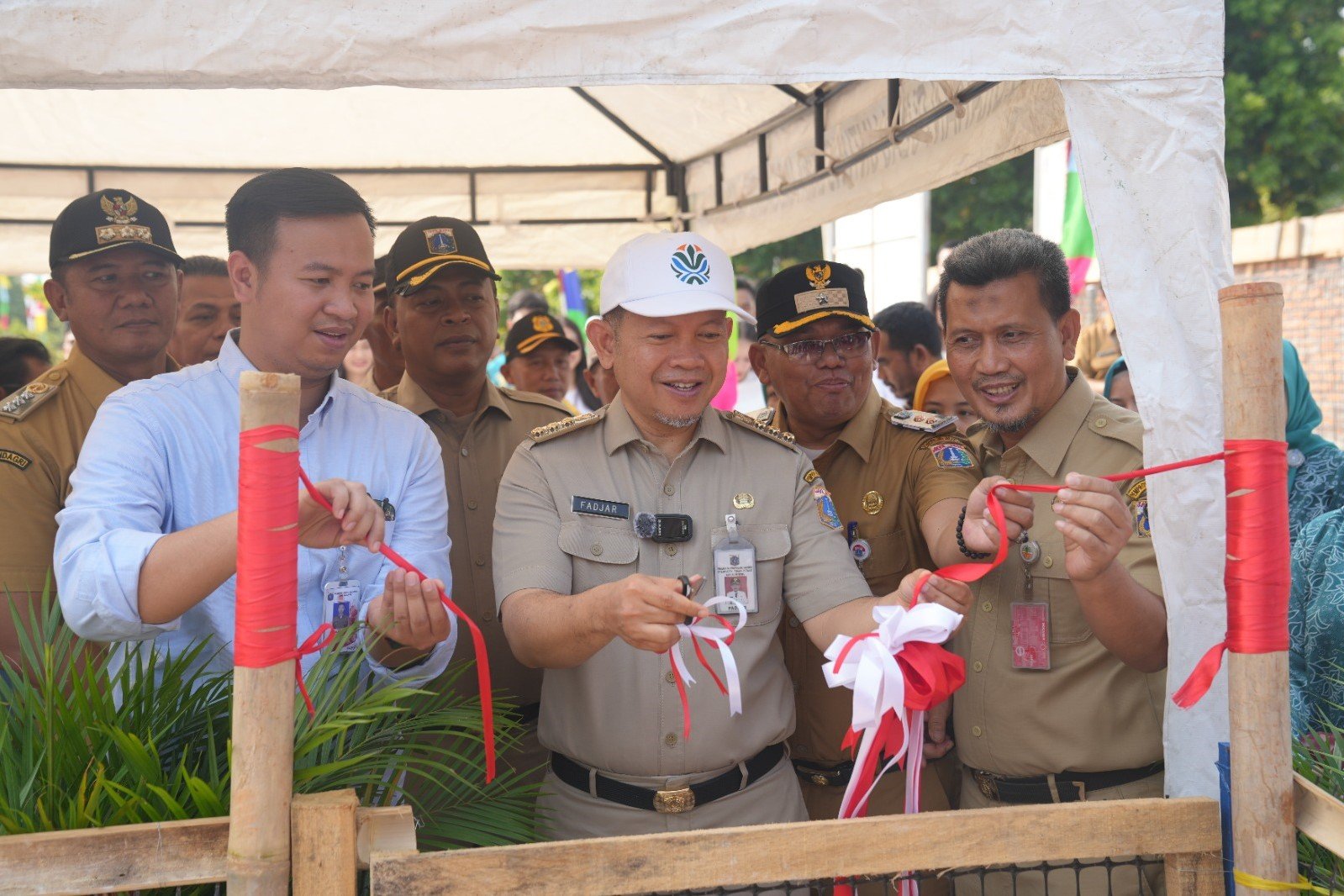 Bupati Kepulauan Seribu Muhammad Fadjar Churniawan meresmikan kandang bebek di Pulau Untung Jawa sebagai bagian dari inovasi pemanfaatan sampah organik menjadi pakan ternak untuk mendukung pengelolaan sampah dan ketahanan pangan. Foto: Humas Kabupaten Kepulauan Seribu.