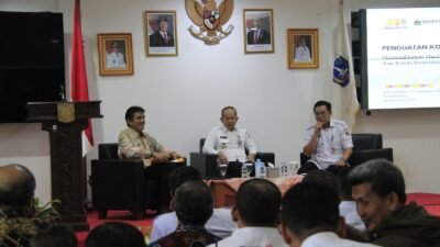 Bupati Kepulauan Seribu Muhammad Fadjar Churniawan menyampaikan arahan saat Rapat Koordinasi Wilayah (Rakorwil) Juli 2026 di Ruang Pola Kantor Kabupaten, Pulau Pramuka. Dalam forum tersebut, isu air bersih, pengelolaan sampah, layanan kesehatan, hingga ketahanan energi menjadi fokus pembahasan. Foto: pulauseribu.jakarta.go.id