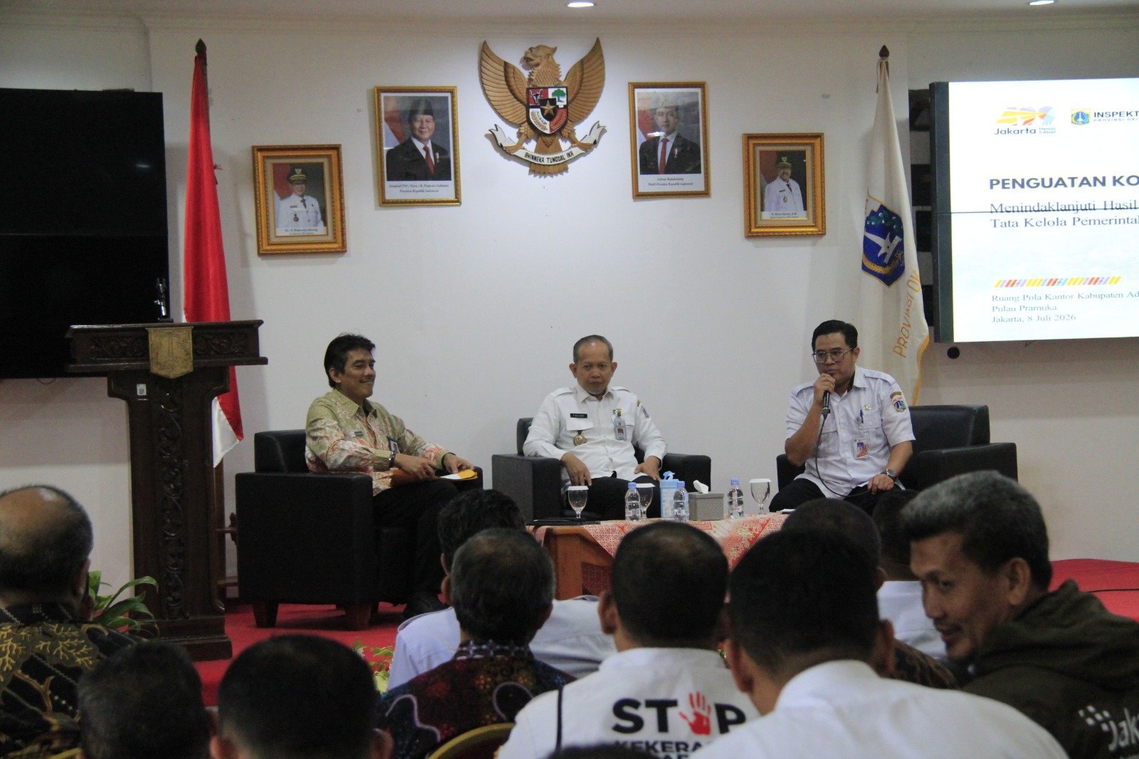 Bupati Kepulauan Seribu Muhammad Fadjar Churniawan menyampaikan arahan saat Rapat Koordinasi Wilayah (Rakorwil) Juli 2026 di Ruang Pola Kantor Kabupaten, Pulau Pramuka. Dalam forum tersebut, isu air bersih, pengelolaan sampah, layanan kesehatan, hingga ketahanan energi menjadi fokus pembahasan. Foto: pulauseribu.jakarta.go.id