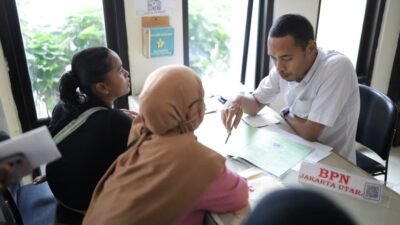 Warga memanfaatkan layanan administrasi pertanahan yang dihadirkan BPN Jakarta Utara dalam kegiatan Peduli Pulau Plus-Plus di Kelurahan Kelapa, Kepulauan Seribu Utara. Foto: Kominfotik Kep. Seribu