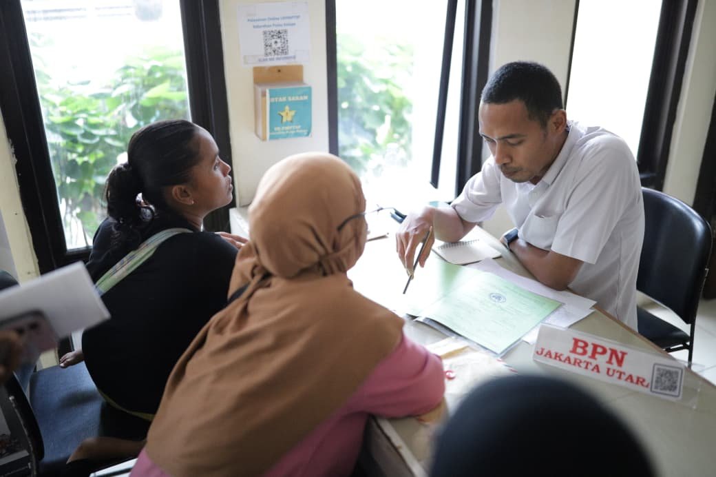 Warga memanfaatkan layanan administrasi pertanahan yang dihadirkan BPN Jakarta Utara dalam kegiatan Peduli Pulau Plus-Plus di Kelurahan Kelapa, Kepulauan Seribu Utara. Foto: Kominfotik Kep. Seribu