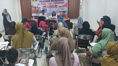 Peserta pelatihan diversifikasi olahan hasil pertanian mengikuti praktik pembuatan produk pangan di Kepulauan Seribu.